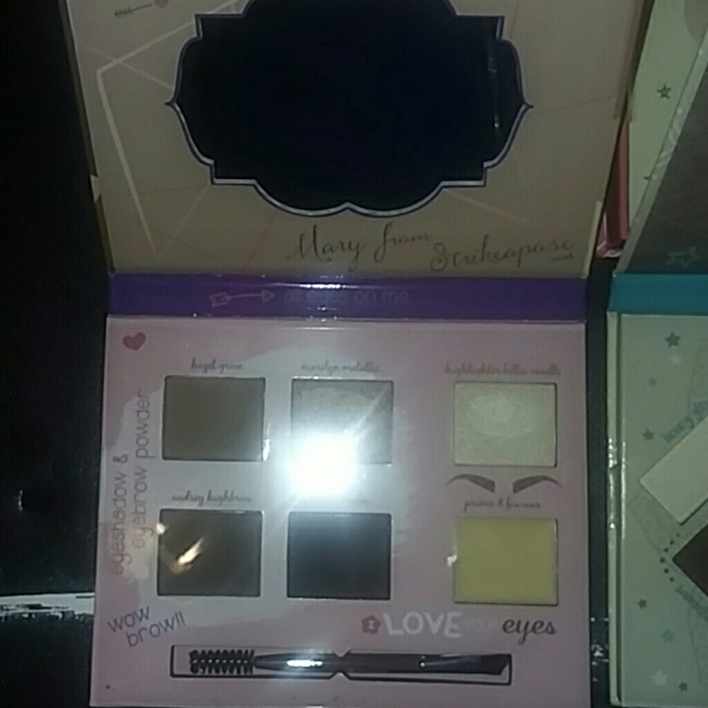 5 ESSENCE PALETTES (SOLD) - Picture 4 of 9